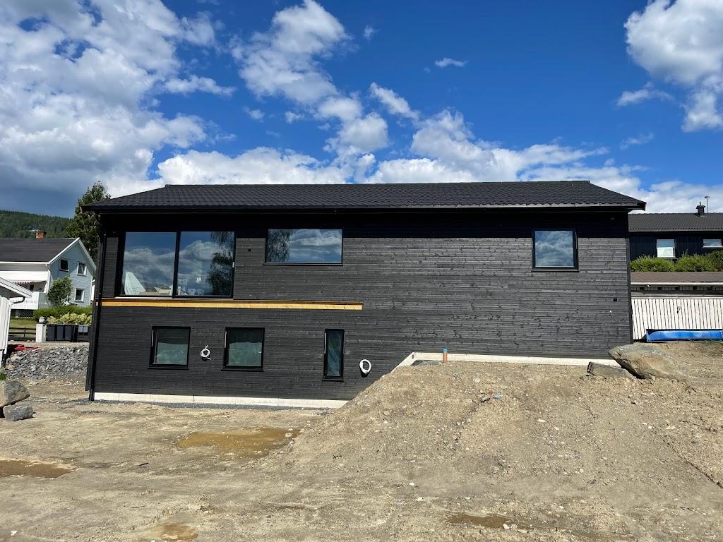 Huset fra siden, med tomta fortsatt under opparbeiding
